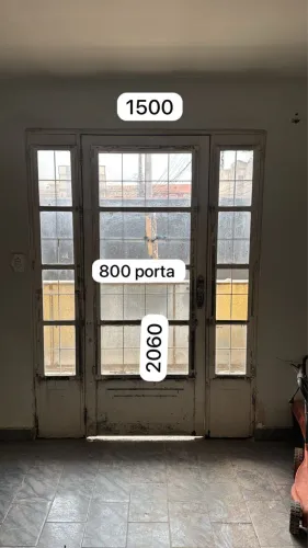 Porta de ferro.