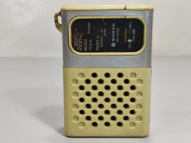 Funciona Leia a Descrição - Rádio Radinho Sanyo Rp 1250 7zo Bege 00 (Usado)