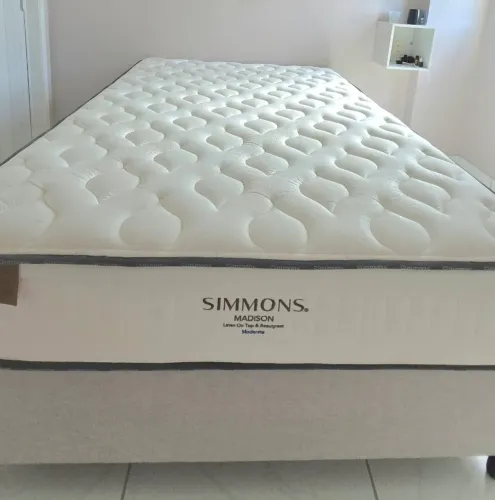 Colchão Madison Simmons mais box<br>138x188<br>De R$7.266,00<br>Por R$6.725,00