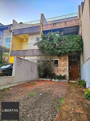 Casa em condomínio de 2 quartos, 2 suítes e 2 vagas no bairro Alto Petrópolis.