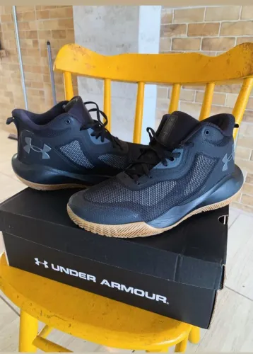 Tênis estilo basqueteira UNDER ARMOR