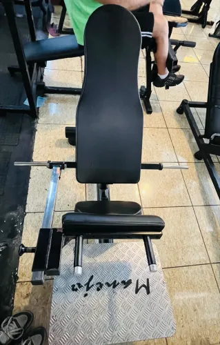 Elevação pélvica máquina - Manejo Fitness