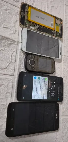 Lote de celulares com defeito para uso de peças ou conserto 