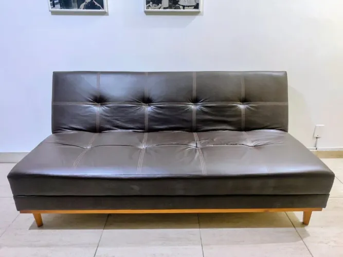 Sofá cama reclinável, corino com pequena avaria na costura do assento.<br>350,00 Canal 4