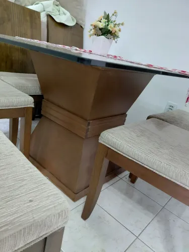 Mesa de madeira com vidro grosso, muito resistente. 