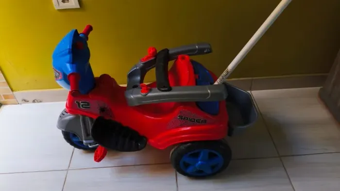 Vendo Triciclo Baby City Spider traz design moderno nas cores, vermelho e azul 