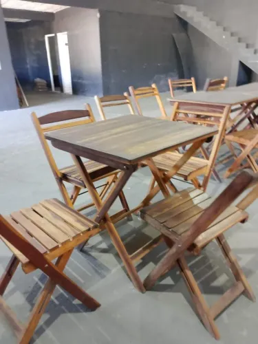 Mesa e cadeiras de madeiras