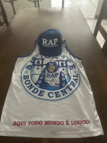 Boné e blusa pra sair rápido no precinho