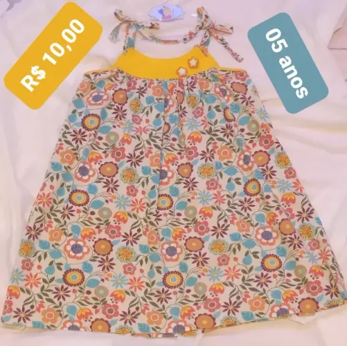 Vestido infantil estampado em tons de amarelo.