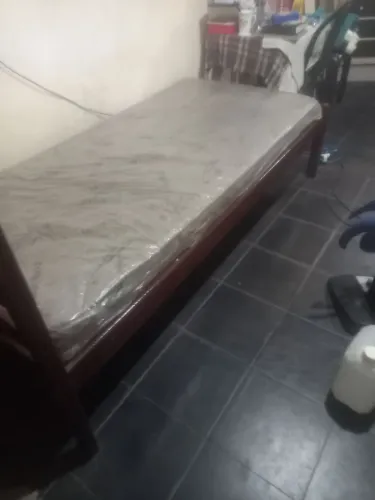 Vendo cama de solteiro em madeira
