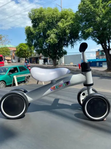 Bicicleta de Equilíbrio Infantil 4 Rodas Sem Pedais -