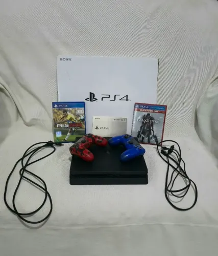 PS4 SLIM 1TB NA CAIXA (SEMINOVO) + 2 CONTROLES + 2 JOGOS