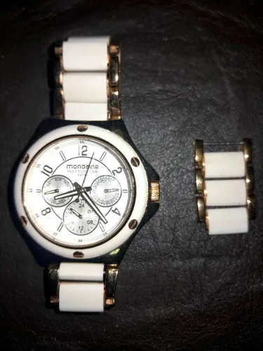 Relógio Mondaine Branco e Dourado, a prova de água até 5m,acompanhada extensor 