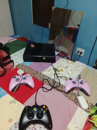 Xbox 360 desbloqueado c aurora / 200 jogos HD externo / Kinect / 3 controles