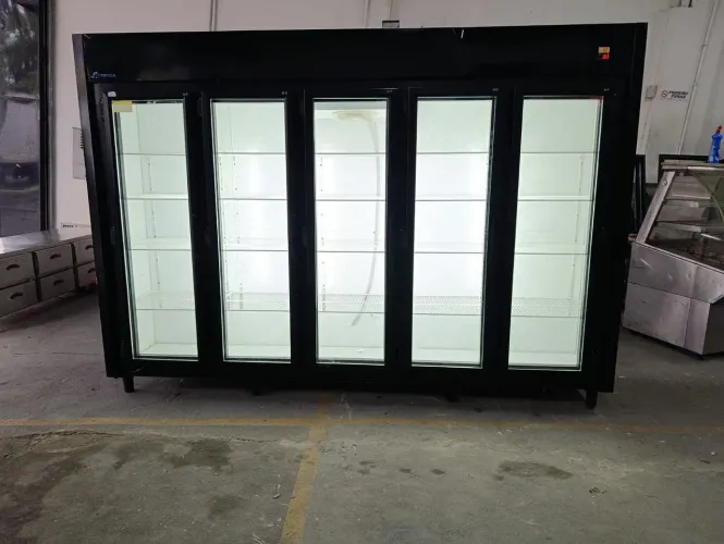 Geladeira 5 portas expositora 220 volts 1.960 litros marca KOFISA  usada em ótimo estado 