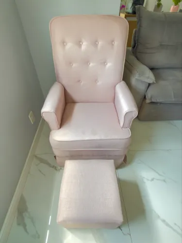 Poltrona de Amamentação Rosa com Puff - Conforto e Estilo
