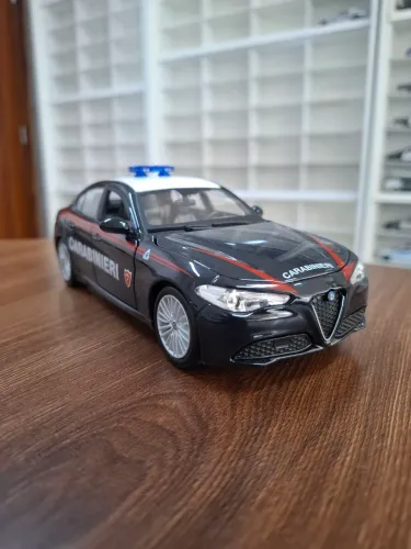 Miniatura Police 1/24 Alfa Romeo Giulia 2015 Carabinieri Polícia Italiana
