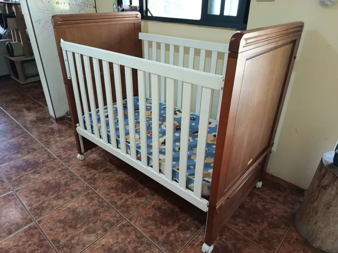 Vende-se Berço/Mini cama de Madeira Maciça