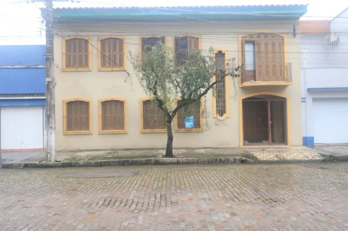 Apartamento térreo com 2 dormitórios e garagem no Centro de Pelotas