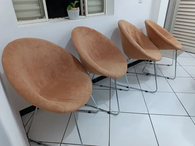 Conjunto com 4 cadeiras modernas conchas tecido bucle mais 2 poltrona - otimo estado 