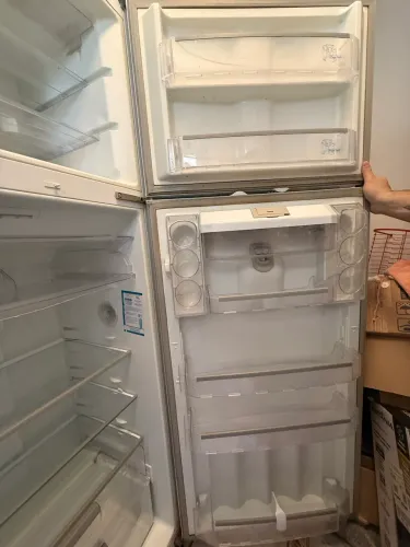 Geladeira 127 volts 1100$ acompanha o transformador