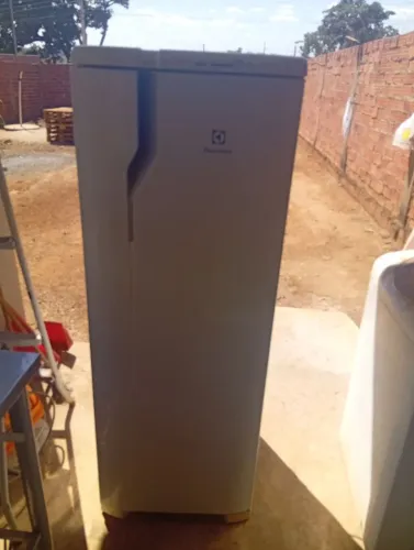 Venda de uma geladeira Eletrolux 330 litros