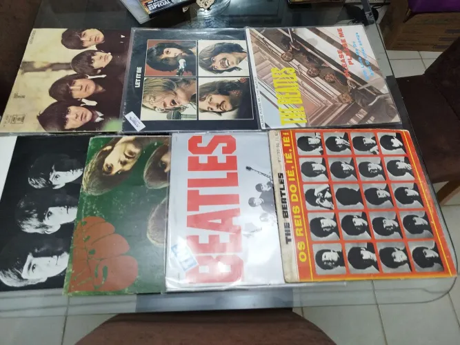 Lote com 7 vinis dos Beatles 