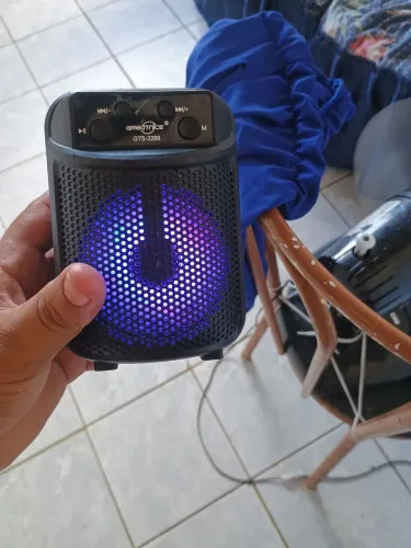 Um sonzinho que pega Bluetooth não está carregando a pecinha caiu dentro do som tá quebra
