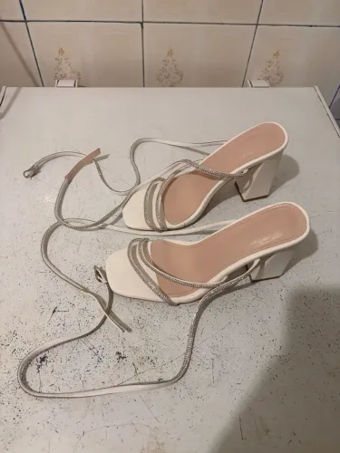 Sandália Branca Salto Bloco (9,6cm) com Strass CUCCOO (Shein) - Nova na Embalagem