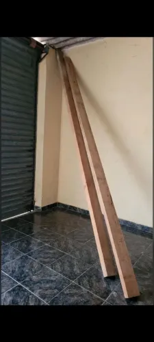 A venda, telhas e madeira 