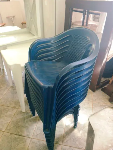 Conjunto 4 Mesas + 9 Cadeiras Plásticas Empilháveis - Usado em Bom Estado