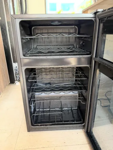 Adega de Vinho Climatizada Electrolux 29 Garrafas com Dual Zone e Painel Digital (WDF29)