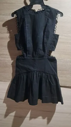 Este vestido preto da PrettyLittleThing apresenta recortes laterais e detalhes em renda