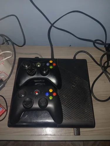 Xbox 360, 2 controles e 250gb