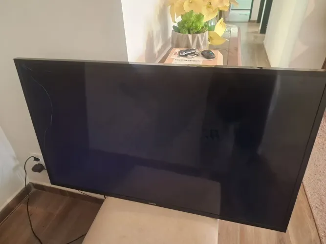 Smart TV Samsung 43" - Tela trincada