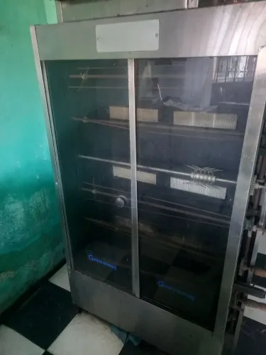 Máquina de assar frango em perfeito estado