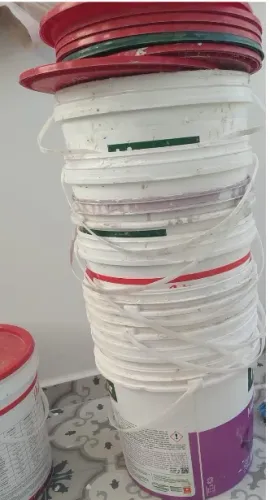 Vendo baldes vazios
