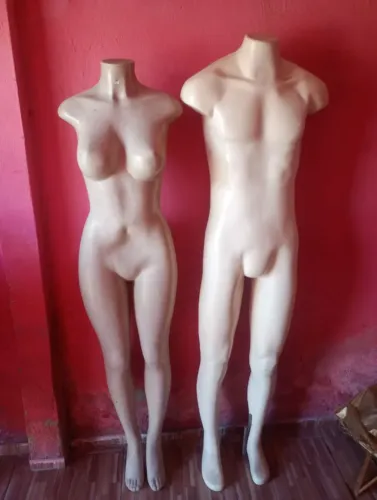 Estou vendendo maniquis masculino cada um 130 reais feminino cada um 80 arara 4 araras boa
