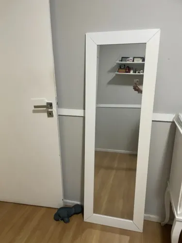 Lindo espelho de corpo inteiro com moldura branca