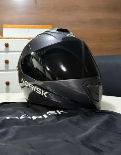 Capacete Norisk em estado de novo