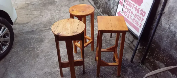 Vendo 3banco de balcão de cozinha feito em madeira de pinho 70cm de altura