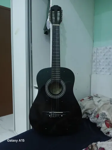 Violão preto