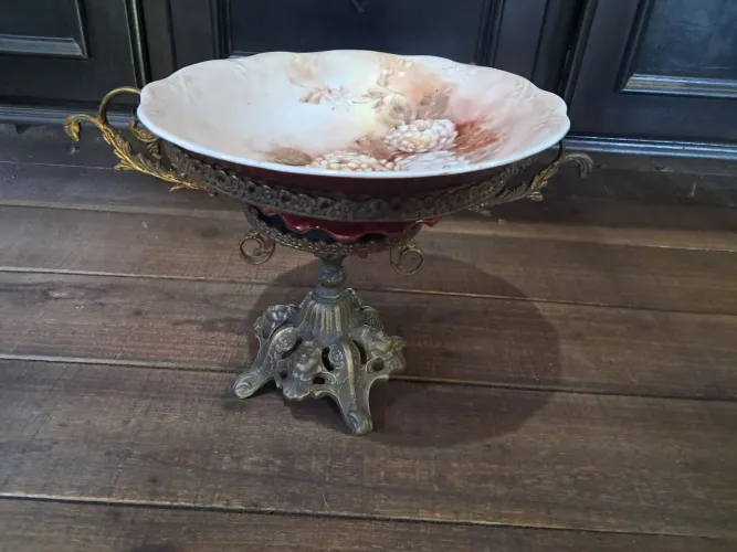 Antigo centro de mesa em bronze e porcelana