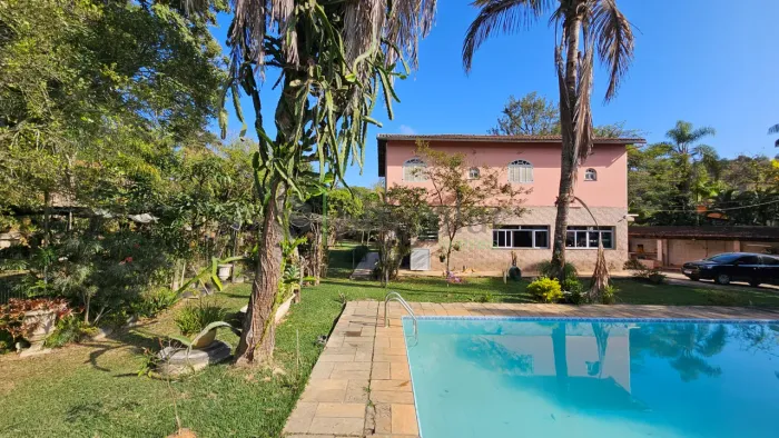 Chácara Exclusiva de 5.000m² com Casa de 3 Suítes, Piscina e Lazer Completo - PORTEIRA FEC