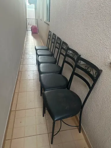 Cadeiras de ferro e porta de ferro