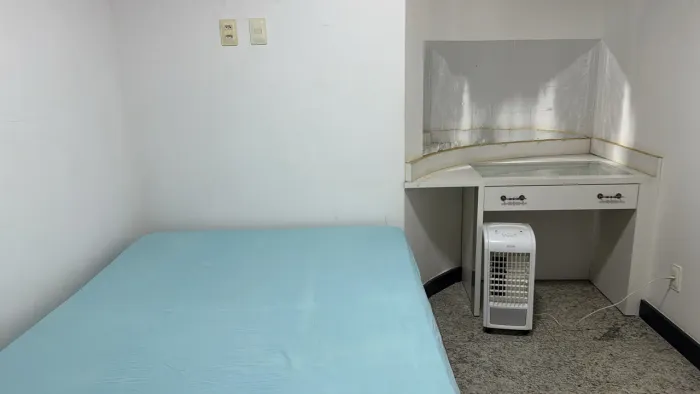Alugo quarto mobiliado no Estoril direto proprietário