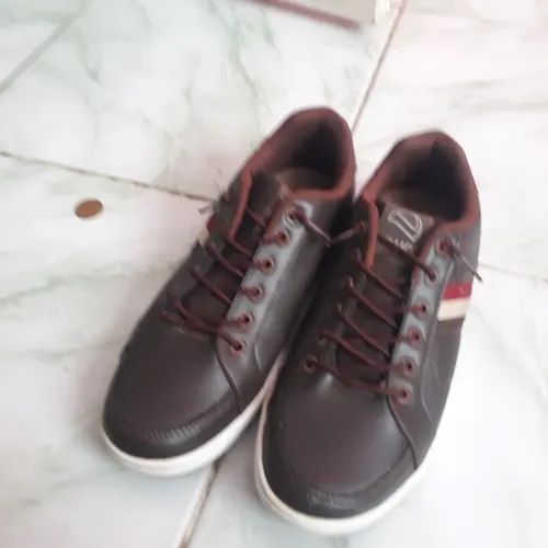 Vendo esse lindo sapatenis Tamanho 37,38 semi novo leve e confortavel com detalhes latera