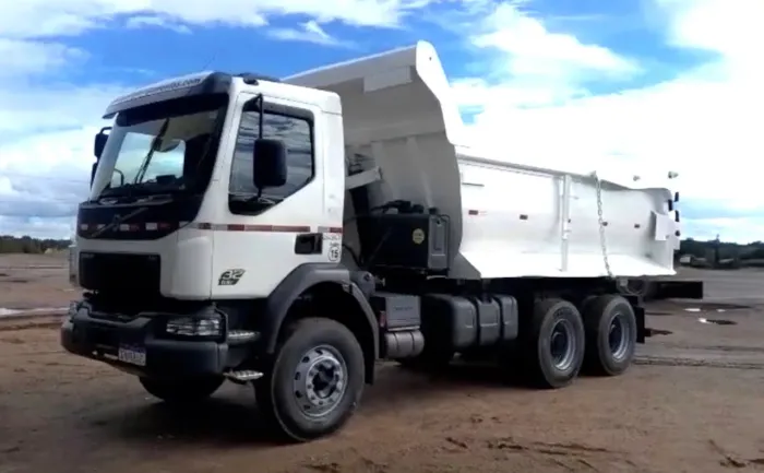 Volvo VM330 ano 2022, 6x4, com caçamba Rossetti de 16 ?, automático, em SP