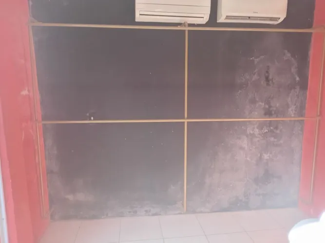 Arara de roupas de parede p/ loja