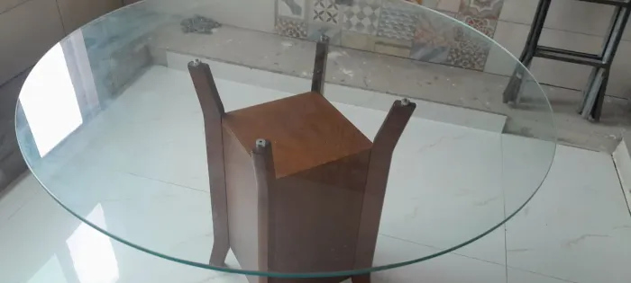Mesa de jantar - tampo de vidro redonda - 4 lugares